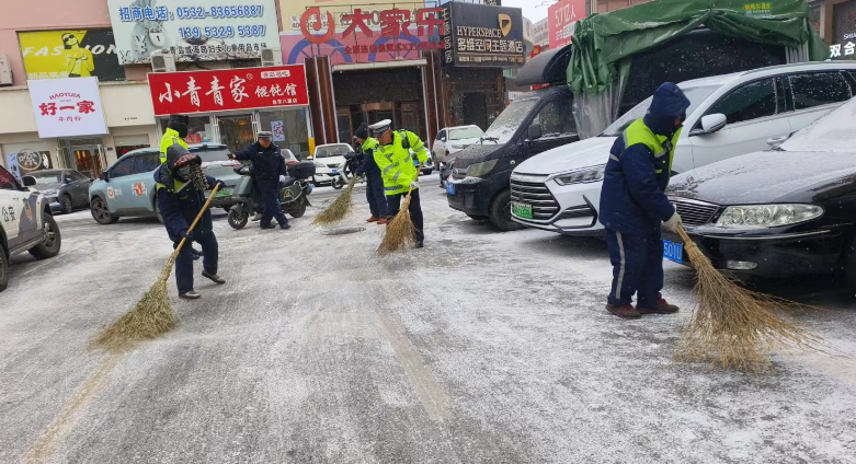 掃雪除冰保平安 不畏嚴(yán)寒顯擔(dān)當(dāng) 智慧運(yùn)營公司全力打響清雪除冰“主動戰(zhàn)”.png